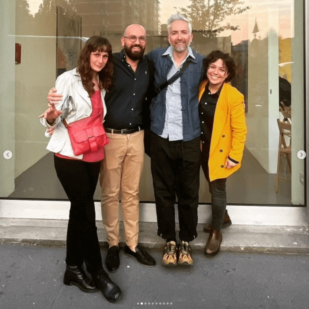 Foto tra amici della mostra di Lara Ilaria Braconi con la presentazione di Ballon Project megazine. solo-exhibition-plural-exhibition tutte le mostre che abbiamo organizzato fino ad oggi con gli artisti selezionati