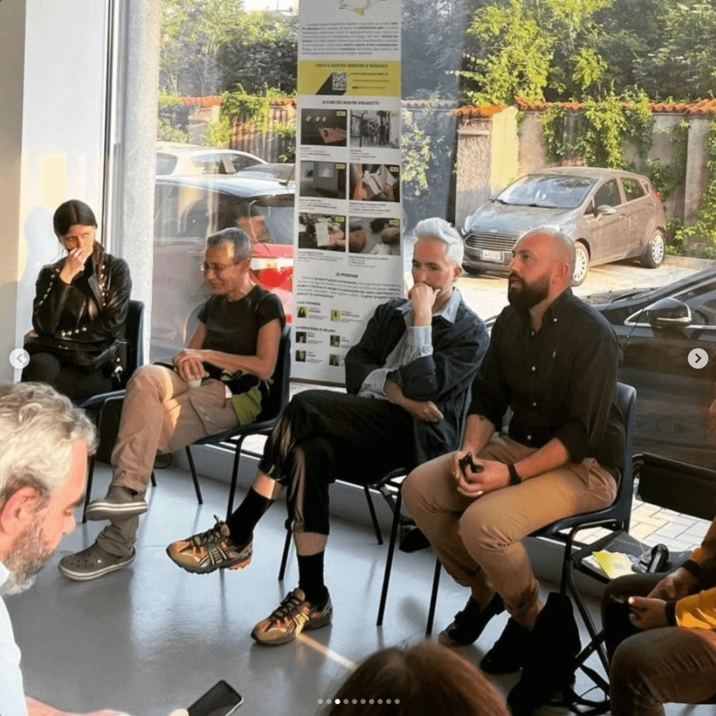 Foto tra amici della mostra di Lara Ilaria Braconi con la presentazione di Ballon Project megazine. solo-exhibition-plural-exhibition tutte le mostre che abbiamo organizzato fino ad oggi con gli artisti selezionati