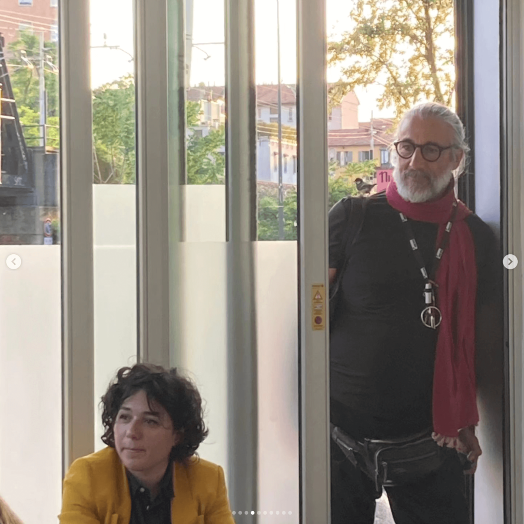 Foto tra amici della mostra di Lara Ilaria Braconi con la presentazione di Ballon Project megazine. solo-exhibition-plural-exhibition tutte le mostre che abbiamo organizzato fino ad oggi con gli artisti selezionati