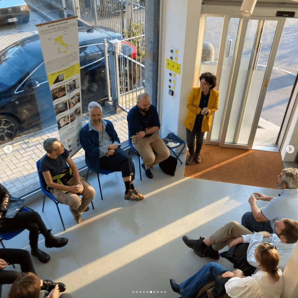 Foto tra amici della mostra di Lara Ilaria Braconi con la presentazione di Ballon Project megazine. solo-exhibition-plural-exhibition tutte le mostre che abbiamo organizzato fino ad oggi con gli artisti selezionati