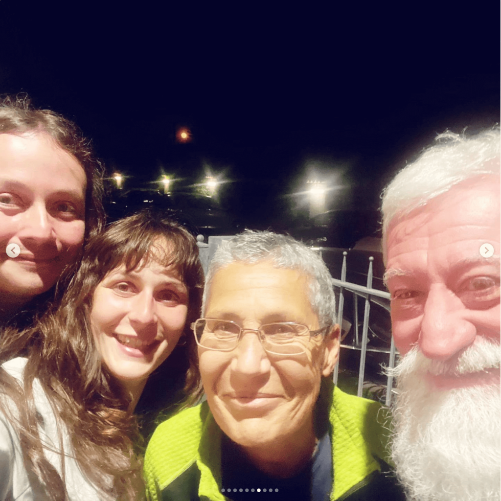 Foto tra amici della mostra di Lara Ilaria Braconi con la presentazione di Ballon Project megazine. solo-exhibition-plural-exhibition tutte le mostre che abbiamo organizzato fino ad oggi con gli artisti selezionati