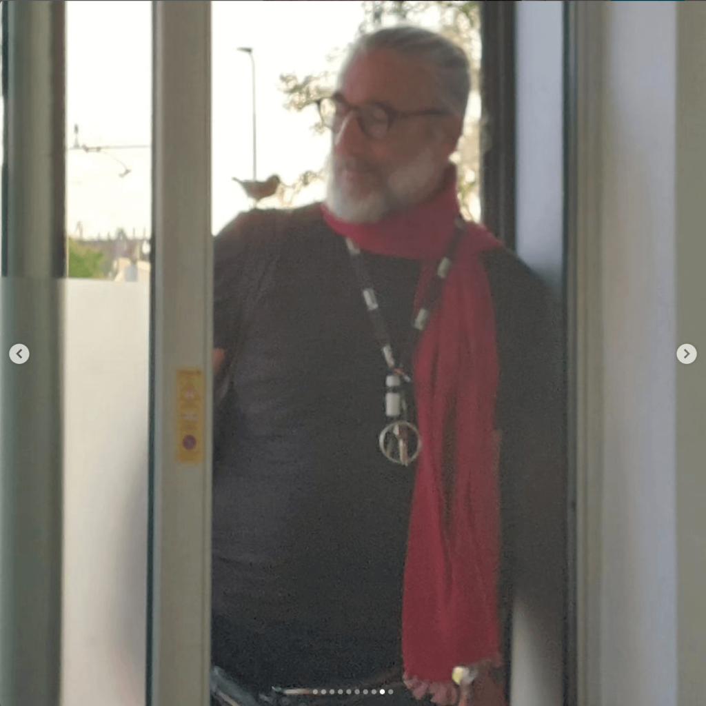 un uccellino si appoggia sulla spalla di un visitatore prima di entrare in galleria. solo-exhibition-plural-exhibition tutte le mostre che abbiamo organizzato fino ad oggi con gli artisti selezionati