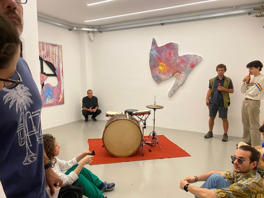 Foto tra amici della mostra di Lara Ilaria Braconi con Lorenzo Grasso in concerto. solo-exhibition-plural-exhibition tutte le mostre che abbiamo organizzato fino ad oggi con gli artisti selezionati