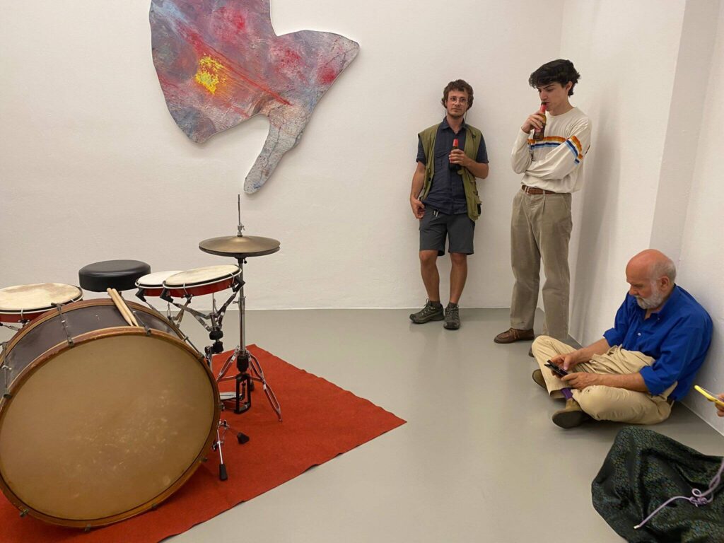 Foto tra amici della mostra di Lara Ilaria Braconi con Lorenzo Grasso in concerto. solo-exhibition-plural-exhibition tutte le mostre che abbiamo organizzato fino ad oggi con gli artisti selezionati