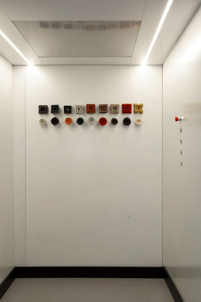 Opera d'arte unica di Luisa Elia dal titolo Punti. La gomma è arte contemporanea
